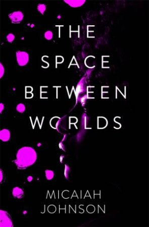 Micaiah Johnson: The Space Between Worlds (Paperback, 2020, Hodder & Stoughton)